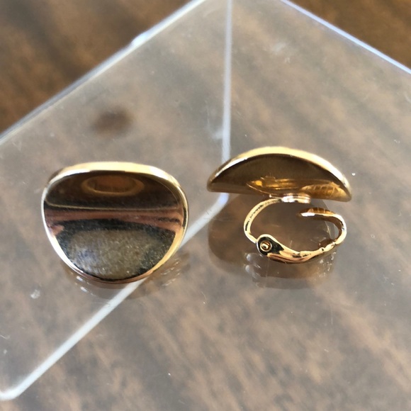 Vintage Avon curved disc spring clip on  earrings gold tone - Picture 14 of 16